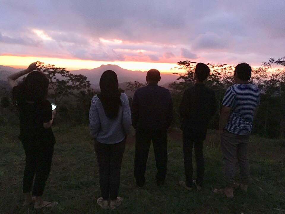 PUNCAK DLINGO: Salah satu puncak perbukitan Manoreh Yogyakarta yang kini menjadi tujuan wisata ngehits saat ini. (Foto Ngopibareng.id)