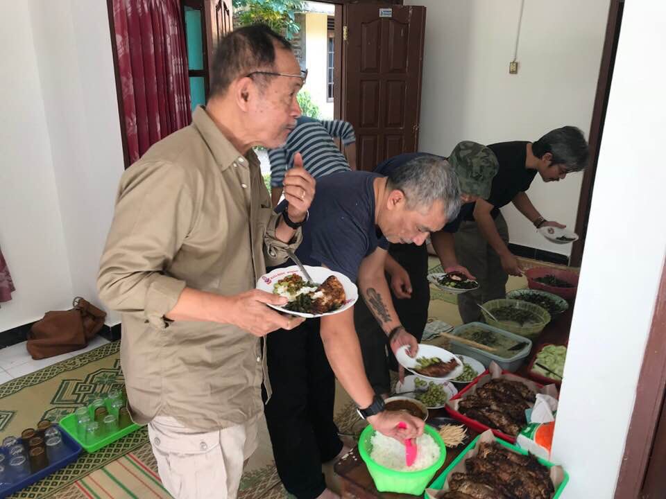Goenawan Mohamad Dkk menikmati warung makan dadakan di pinggir Kali Progo Yogyakarta.