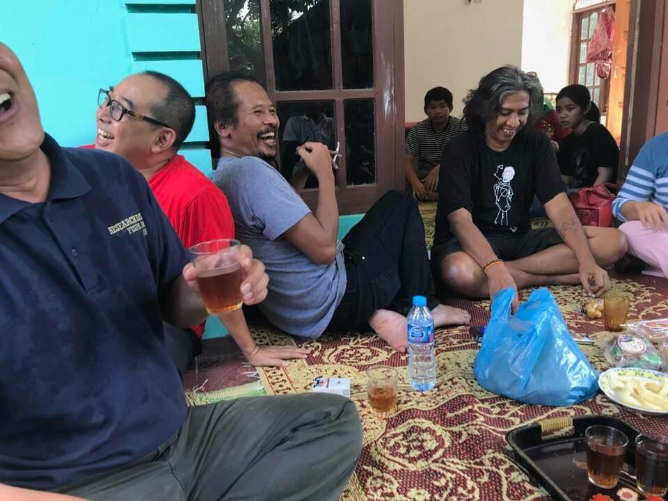 Rombongan tambah kalori yang dipimpin Butet Kertarejasa sedang bercengkerama usai menikmati ikan baceman segar.