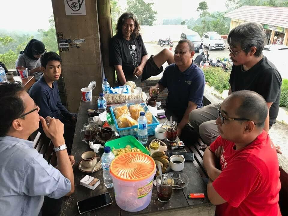Ngopi di Puncak Suroloyo Kulonprogo yang dingin sangat mengasyikkan. Kopi robusta dan tehnya ngangeni.