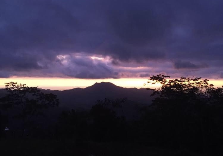 Perbukitan Menoreh Yogyakarta di sore hari yang bersuasana magis. Sayang untuk tidak dikunjungi.