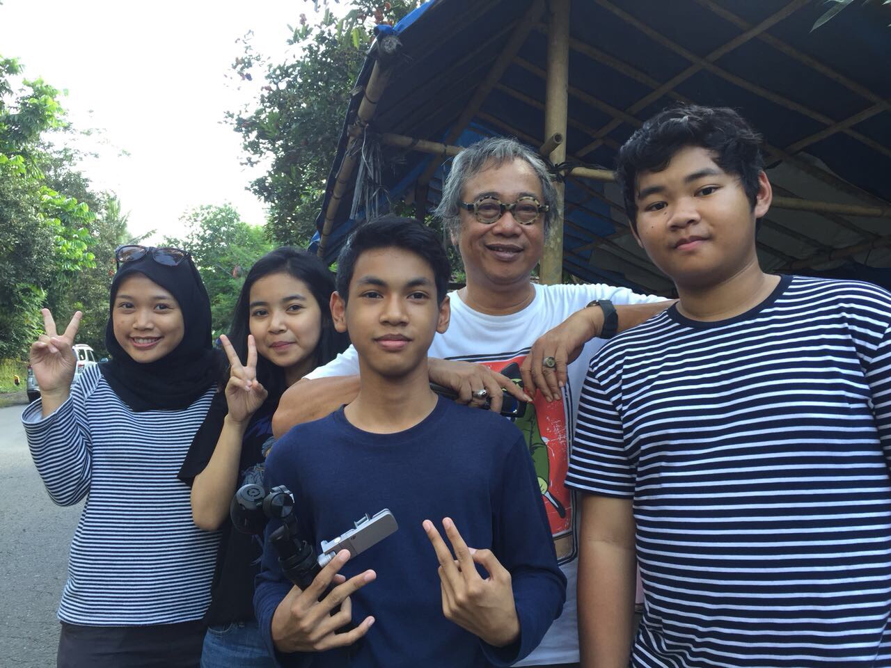 Butet Kertarejasa (tengah) sang provokator wisata kuliner anti mainstream usai desert durian di Kalibawang Yogyakarta.