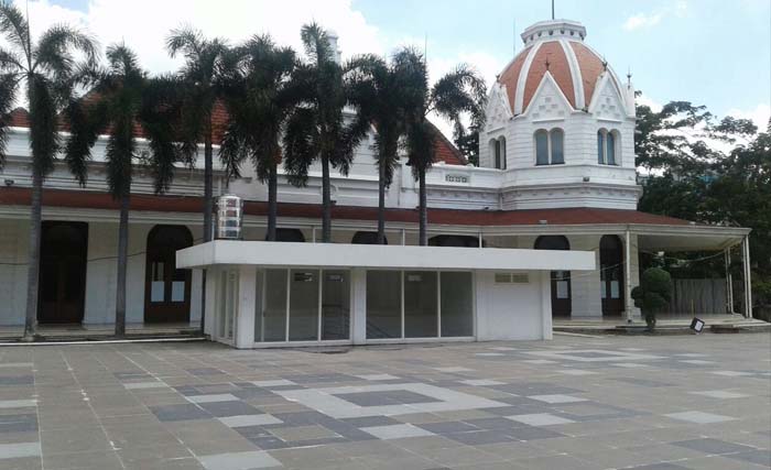 Bangunan untuk menuju basement, berjarak dua meter dengan gedung indah Balai Pemuda, dibangun tanpa estetika sehingga merusak bangunan yang dibuat tahun 1907. (foto: m. anis)