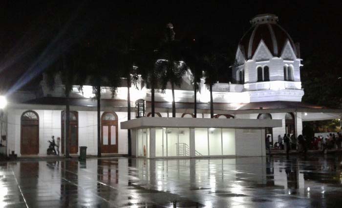 Pemandangan Balai Pemuda malam hari. Bangunan untuk menuju basement, berjarak dua meter dengan gedung indah Balai Pemuda, dibangun tanpa estetika sehingga merusak bangunan yang dibuat tahun 1907. (foto: m. anis)