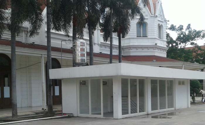 Bangunan untuk menuju basement, berjarak dua meter dengan gedung indah Balai Pemuda, dibangun tanpa estetika sehingga merusak bangunan yang dibuat tahun 1907. (foto: m. anis)