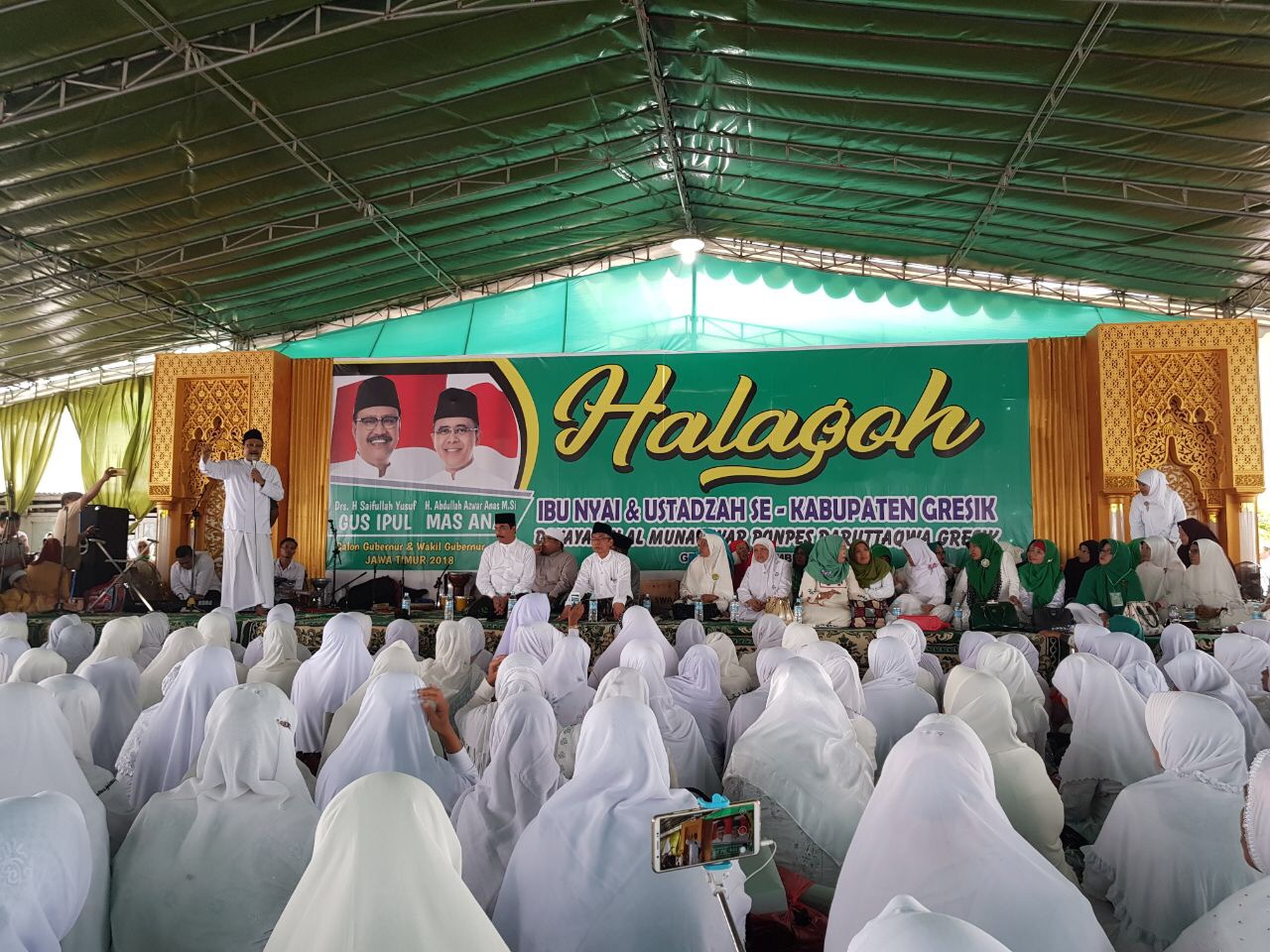 Ribuan Ibu Nyai se Gresik saat mendeklarasikan dukungan bagi Gus Ipul, Selasa (26/12). (Foto : Ngopibareng.id)