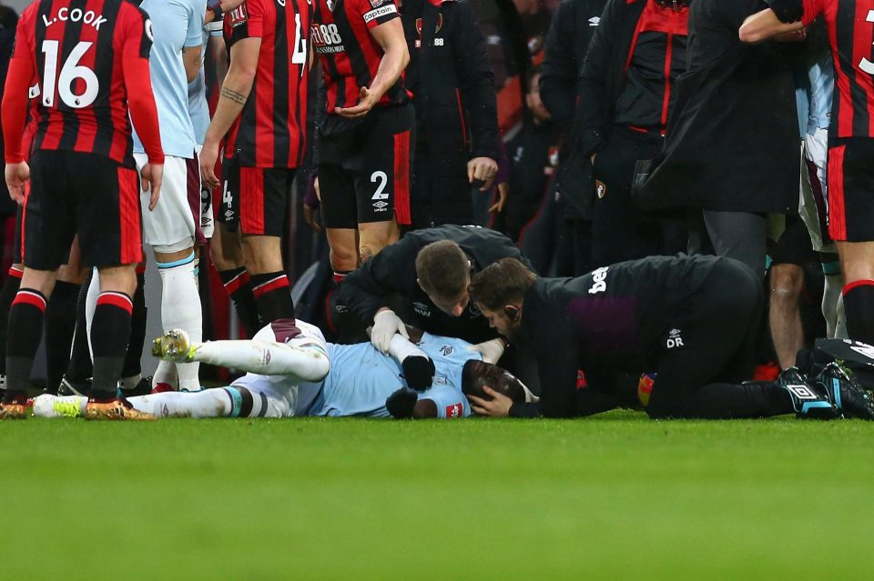 Petugas medis sigap memberikan pertolangan pertama pada pemain West Ham Kouyate yang terkapar setelah kepalanya terkena tendangan pemain Bournemouth dalam laga Boxing Day Liga Inggris. foto:getyimages