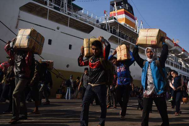 Penumpang turun dari kapal di Pelabuhan Tanjung Perak Surabaya. (Foto: Dokumentasi)