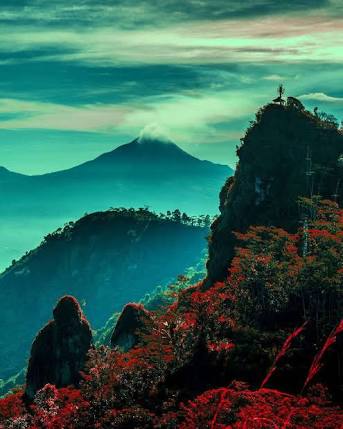 SUROLOYO: Tempat pertapaan di puncak bukit Suroloyo.