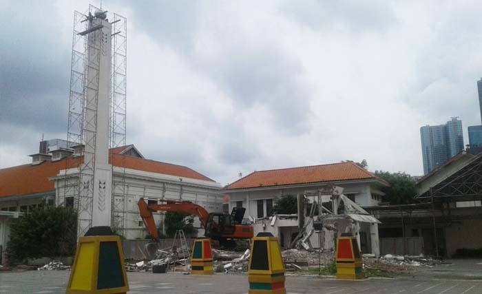 Begi bekerja siang malam meruntuhkan puing-puing masjid Asskinah, sementara dua pekerja naik ke menara untuk menurunkan kubah kecil yang ada di puncaknya, Rabu 27 Desember. (foto: m. anis)