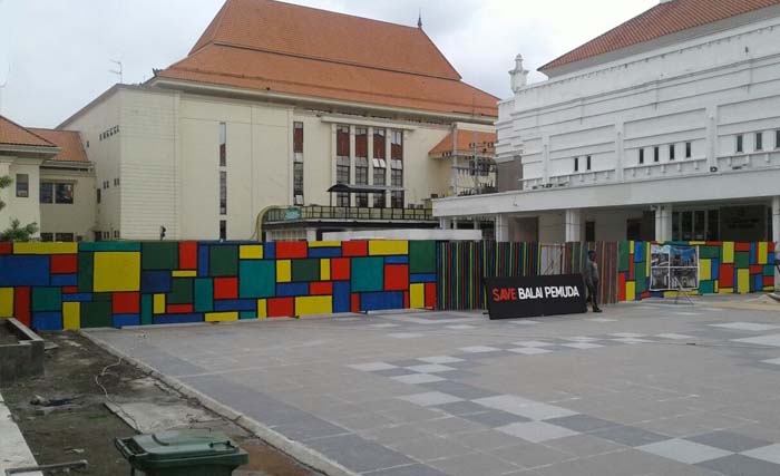 Pagar warna warni sejak hari Selasa 26 Desember malam nampak di Balai Pemuda, untuk menutupi pelaksanaan proyek pembangunan kembali masjid Assakinah. (foto: m. anis)