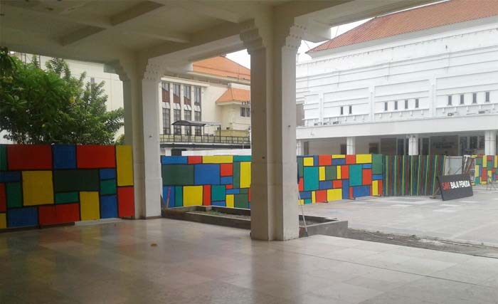 Pagar warna warni sejak hari Selasa 26 Desember malam nampak di Balai Pemuda, untuk menutupi pelaksanaan proyek pembangunan kembali masjid Assakinah. (foto: m. anis)