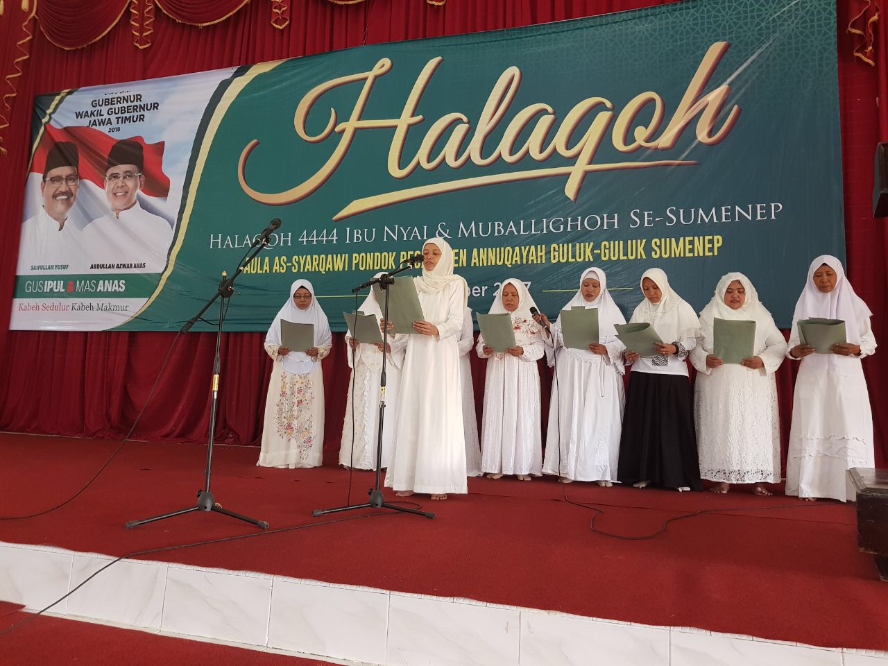 Ibu Nyai pengasuh pesantren se Sumenep membacakan ikrar dukungan bagi Gus Ipul-Mas Anas, Rabu (27/12). (Foto : ngopibareng.id)