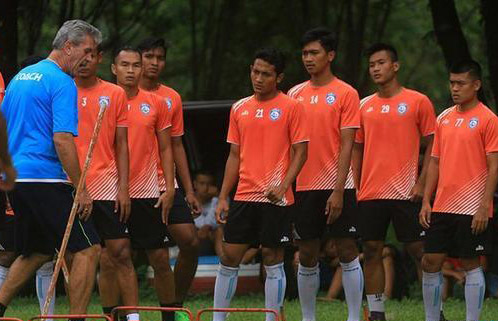 Pelatih fisik Arema,Dusan Momcilovic mengenjot stamina pemain jelang laga ujicoba melawan PSIS Semarang, 4 Januari 2017 mendatang. foto:wearearema