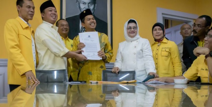 Ketua Pemenang Pemilu Wilayah Jawa dan Sumatera Partai Golkar, Yusron Wahid (kedua kiri) dan Ketua DPD Partai Golkar Jawa Barat Dedi Mulyadi (keempat kiri) memperlihatkan Surat Keputusan dan rekomendasi dukungan bakal calon gubernur atau wakil gubernur di Kantor DPD Partai Golkar Jawa Barat, Bandung, Jawa Barat, Rabu, 27 Desember (Foto: Antara)