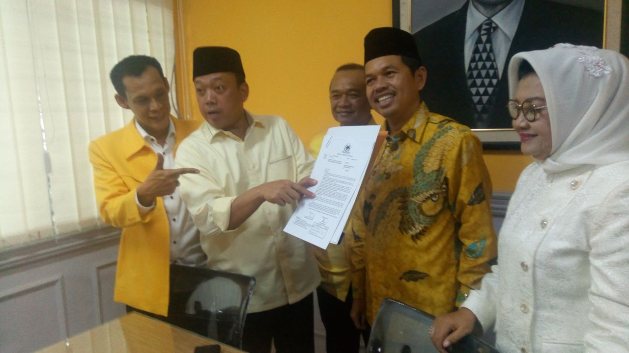 Nusron Wahid Koordinator Bidang Pemenangan Pemilu Wilayah Indonesia I Partai Golkar berbaju krem menunjukkan surat dukungan Golkar kepada Dedi Mulyadi yang berbaju batik kuning. (Foto: Dokumentasi)