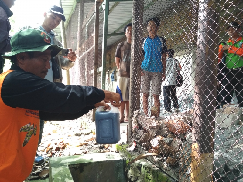 Petugas sedang mengambil sampel air di industri pewarna tekstil di kawasan Gaweredjo, Karangpilang. (Foto: Kominfo Jatim)