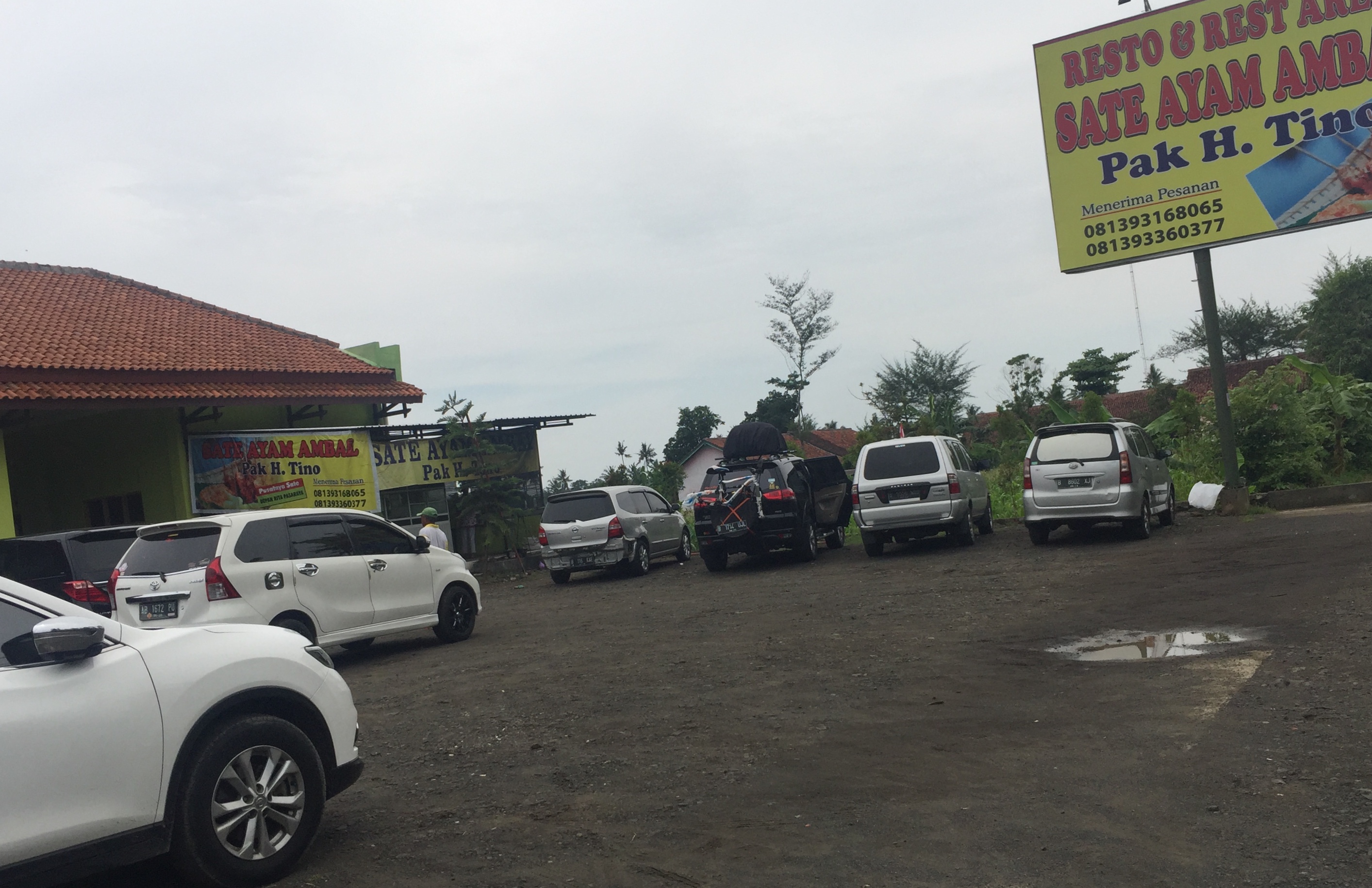 NYAMAN: Tempat palibg nyaman menikmati sate ayam Ambal di jalan Dandeles, jalur selatan Kebumen Jawa Tengah. (Foto Ngopibareng.id)