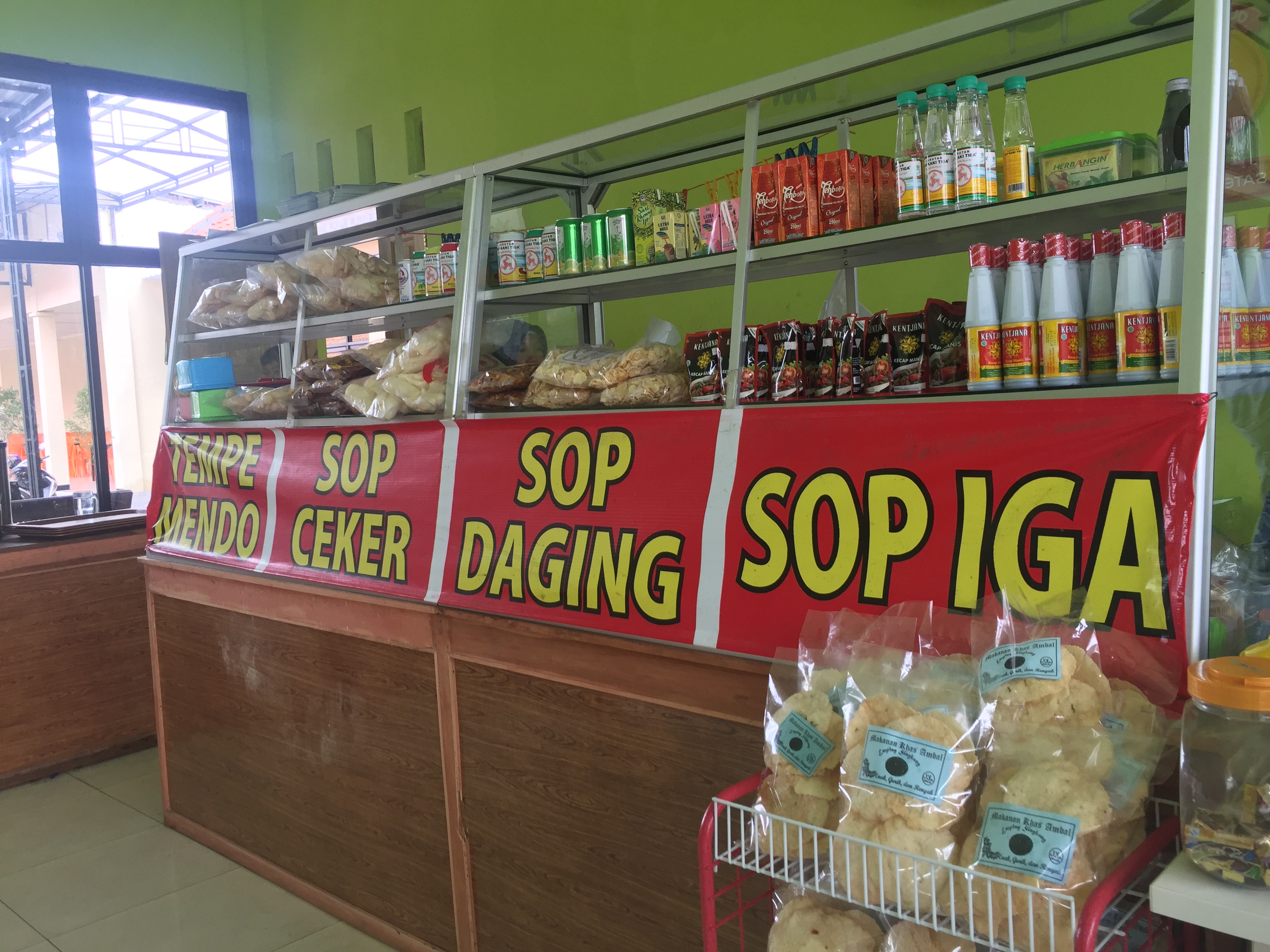 Etalase warung makan Sate Ayam Ambal H Tino.