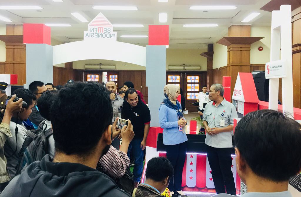 Senior Vice President ICT dan Pengadaan Strategis Semen Indonesia, Prasetyo Utomo tengah berada di stan Semen Indinesia Total Solution (SITOS), di Wisma A. Yani, Gresik, Kamis 28 Desember 2017. (Foto: farid/ngopibareng.id)
