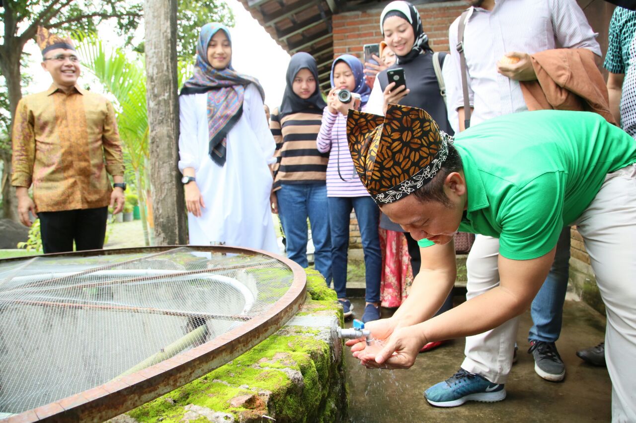 Ketua Umum Dewan Pimpinan Pusat Partai Kebangkitan Bangsa (DPP PKB) Muhaimin Iskandar  merasakan segarnya air di  Villa Solong, Banyuwangi. foto;ngopibareng/hud 