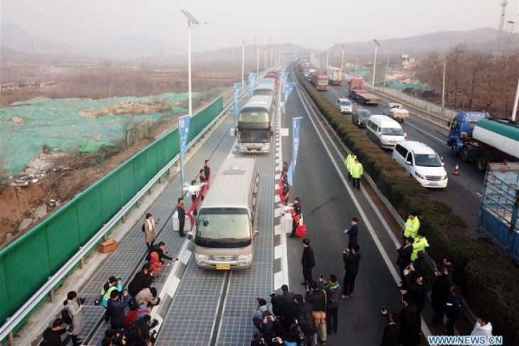 Jalan bertenaga surya yang diujicoba di China
