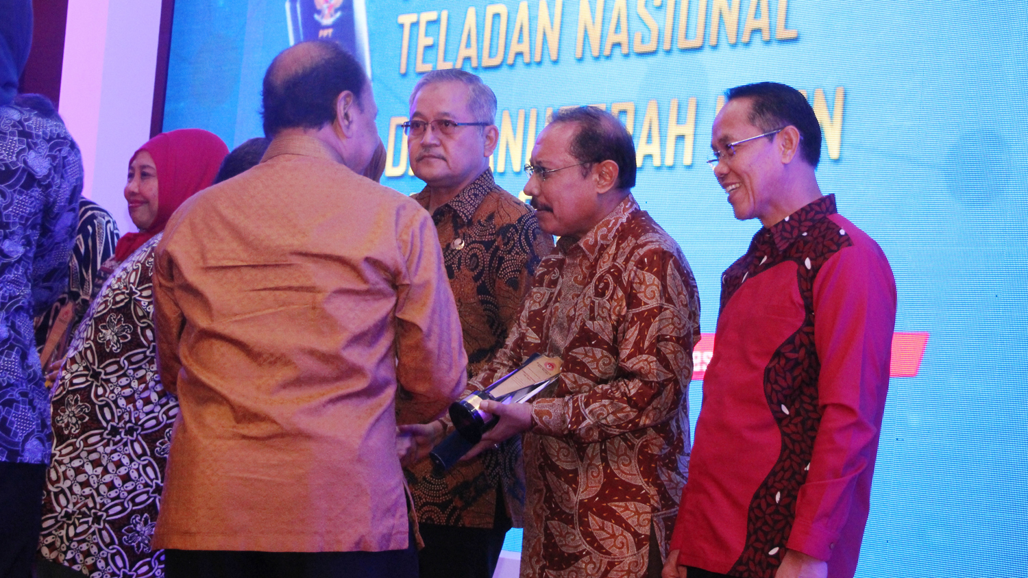 Sekretaris Daerah Provinsi Jawa Timur, Akhmad Sukardi, mewakili Pakde Karwo pada acara Malam Penganugerahan Penghargaan Pejabat Tinggi Madya Teladan Nasional dan Anugereah KASN Tahun 2017 di Auditorium Prof. Dr. Agus Dwiyanto Kantor Lembaga Administrasi Negara Republik Indonesia, Jl. Veteran No. 10 Jakarta, Kamis, 28 Desember 2017, malam. (Foto: Humas Pemprov Jatim)