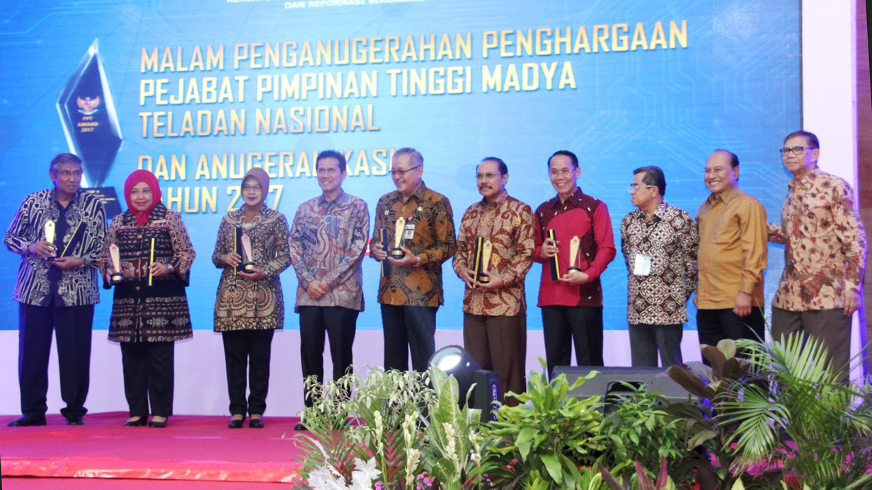 Sekretaris Daerah Provinsi Jawa Timur, Akhmad Sukardi (enam dari kiri), saat mewakili Pakde Karwo pada acara Malam Penganugerahan Penghargaan Pejabat Tinggi Madya Teladan Nasional dan Anugereah KASN Tahun 2017 di Auditorium Prof. Dr. Agus Dwiyanto Kantor Lembaga Administrasi Negara Republik Indonesia, Jl. Veteran No. 10 Jakarta, Kamis, 28 Desember 2017, malam. (Foto: Humas Pemprov Jatim)