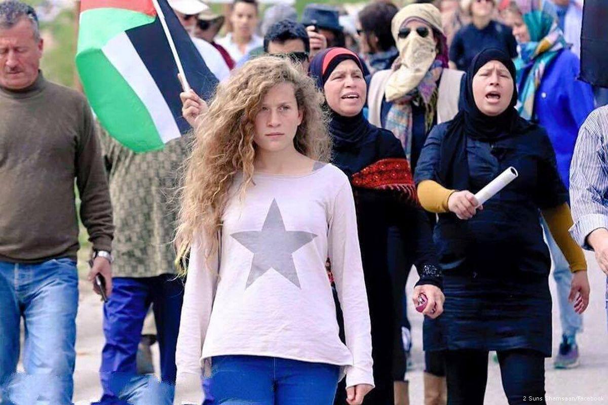  Aktivis perempuan Palestina bersuai 16 tahun, Ahed Tamimi (tengah), yang kini tengah ditahan Israel sejak pekan lalu. (Foto: AFP)