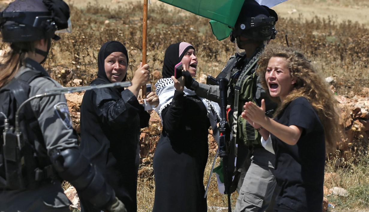 Ahed Tamimi (kanan) saat bersitegang dengan militer Israel. (Foto: AFP)
