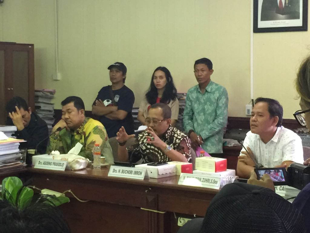 Ketua DPRD Surabaya Armudji (tengah) tolak rencana Dispora untuk bangun lapangan Futsal di Wisma Karanggayam. (foto: frd: ngopibareng) 