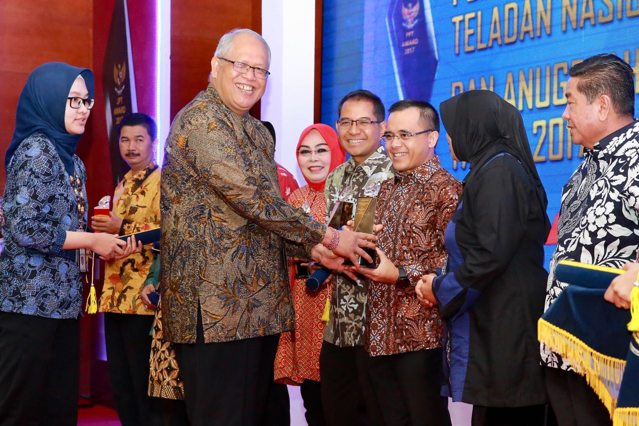 Bupati Banyuwangi, Abdullah Azwar Anas, meraih Penghargaan Anugerah Komisi Aparatur Sipil Negara (KASN) 2017. foto;ngopibareng.id/hud