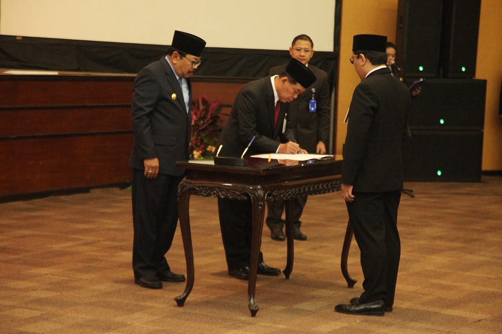 Gubernur Jatim Soekarwo menghadiri Pengambilan Sumpah Jabatan dan Pelantikan Direktur Keuangan oleh Direktur Utama PT. Bank Jatim serta Penandatanganan Pakta Integritas Direktur Keuangan , Direktur Manajemen Resiko dan Direktur Kepatuhan & Human Capital PT. Bank Jatim. (Foto: humas pemprov jatim)