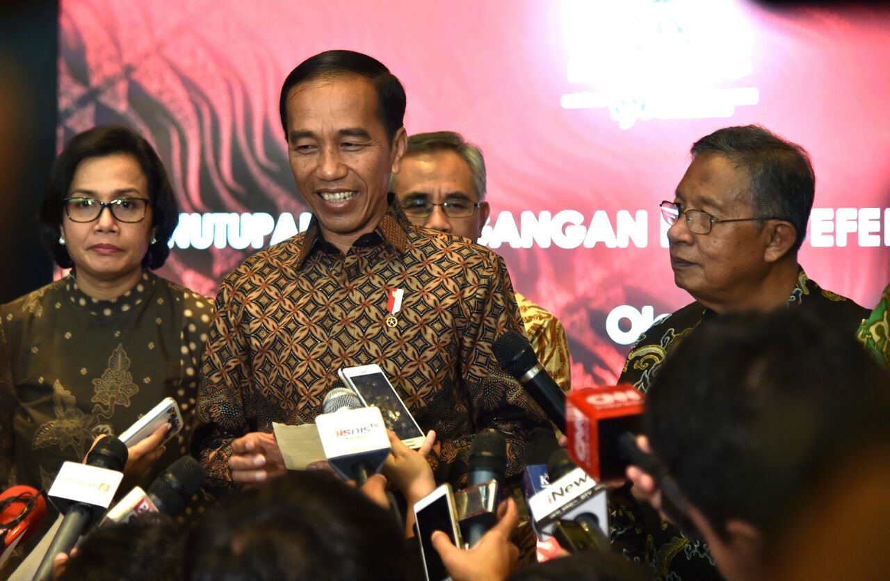 Presiden Joko Widodo, ssat memantau Indeks Harga Saham Gabungan di hari terakhir bursa tahun 2017, Jumat, 29 Desember 2017. (Foto: Biro Pers Setpres)