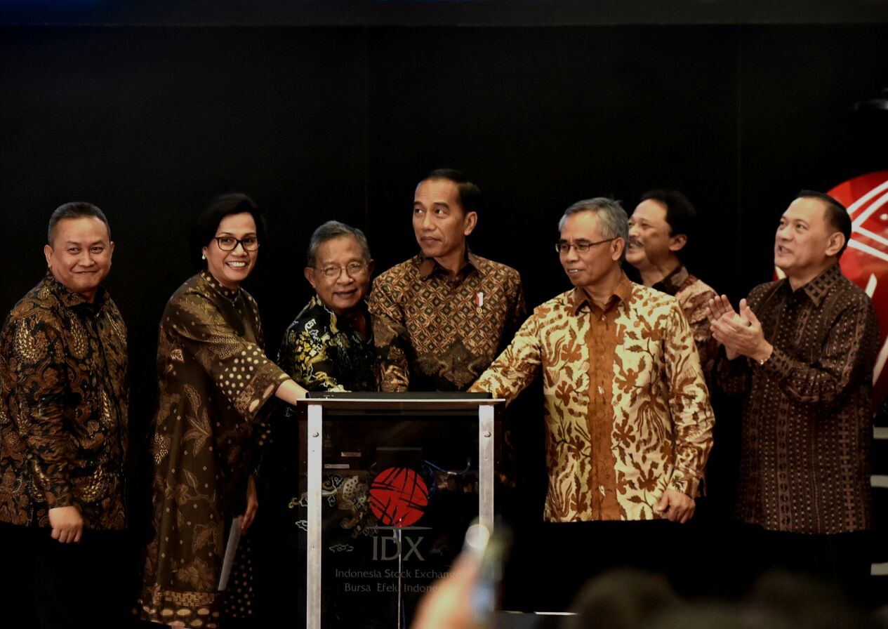 Presiden Joko Widodo, ssat memantau Indeks Harga Saham Gabungan di hari terakhir bursa tahun 2017, Jumat, 29 Desember 2017. (Foto: Biro Pers Setpres)