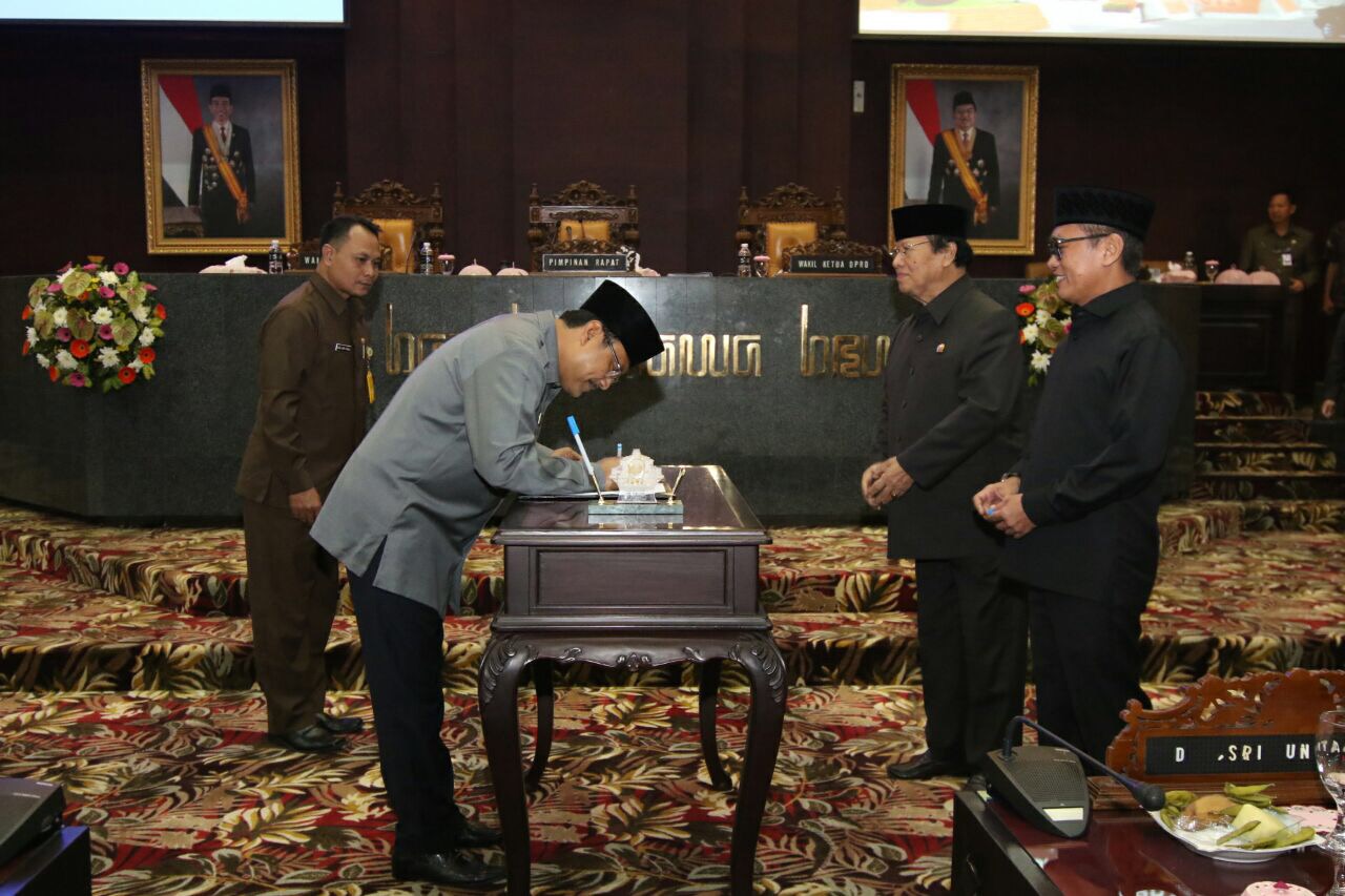 Wagub Jatim Saifullah Yusuf (Gus Ipul) ketika menandatangani sebuah Perda di DPRD Jatim. (Foto : ngopibareng.id)