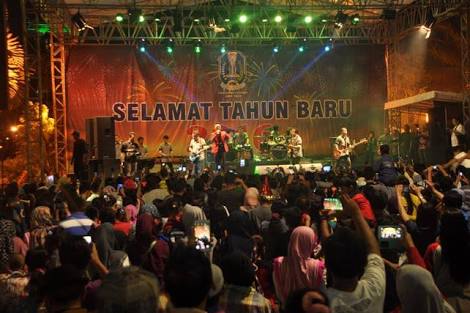 Pesta tahun baru di Tugu Pahlawan. (Foto : Antara)