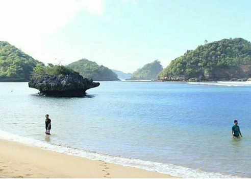  Kondisi Pantai Bangson Teluk Asmara (BTA) Dusun Gajahrejo, Gedangan, Kabupaten Malang saat tenang. foto;ist
