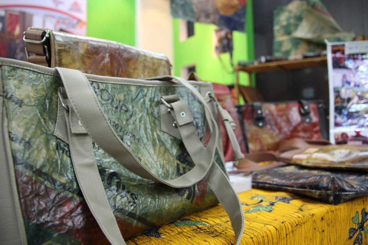 Produk-produk AVPeduli, di antaranya tas, dompet dan aksesoris lain. Seluruhnya berbahan dasar sak semen. (Foto: farid/ngopibareng.id)