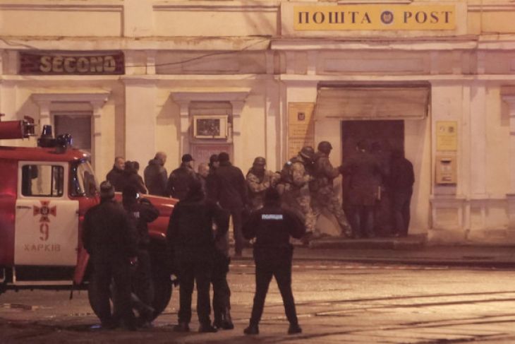 Polisi Ukraina berhasil membebaskan para sandera yang disekap di satu kantor pos oleh seorang pria yang diyakini membawa bom terikat di badannya, Sabtu 31 Desember 2017. (Foto: Reuters)