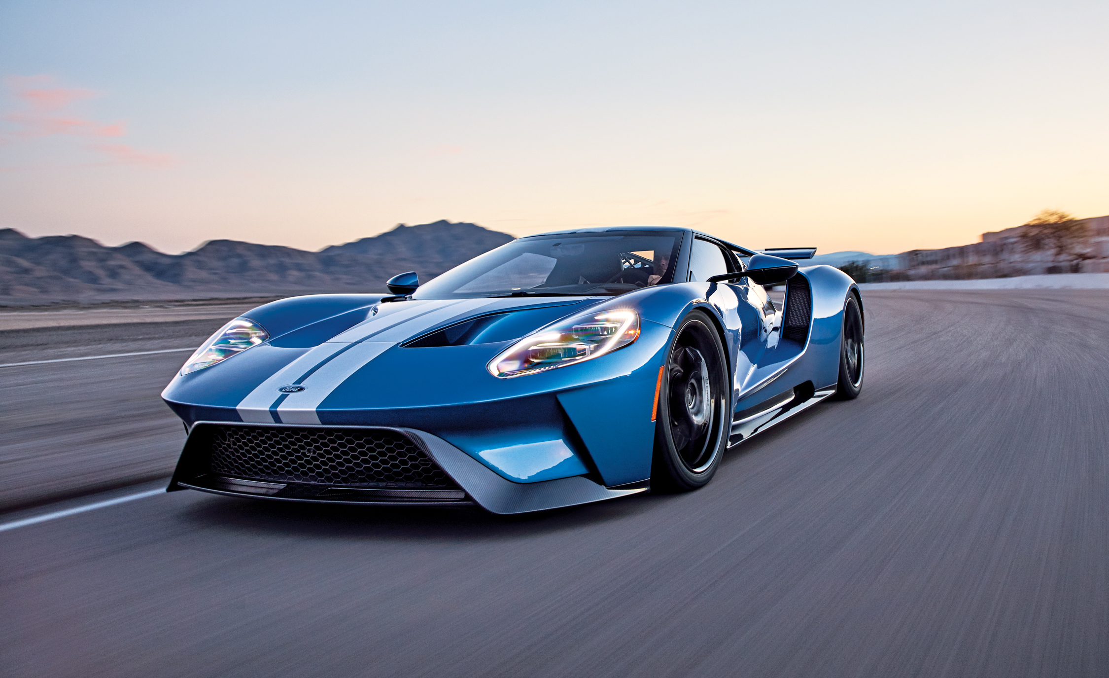 Warna biru metalik dengan aksen garis  khas mobil sport begitu mempesona tampilan dari Ford GT