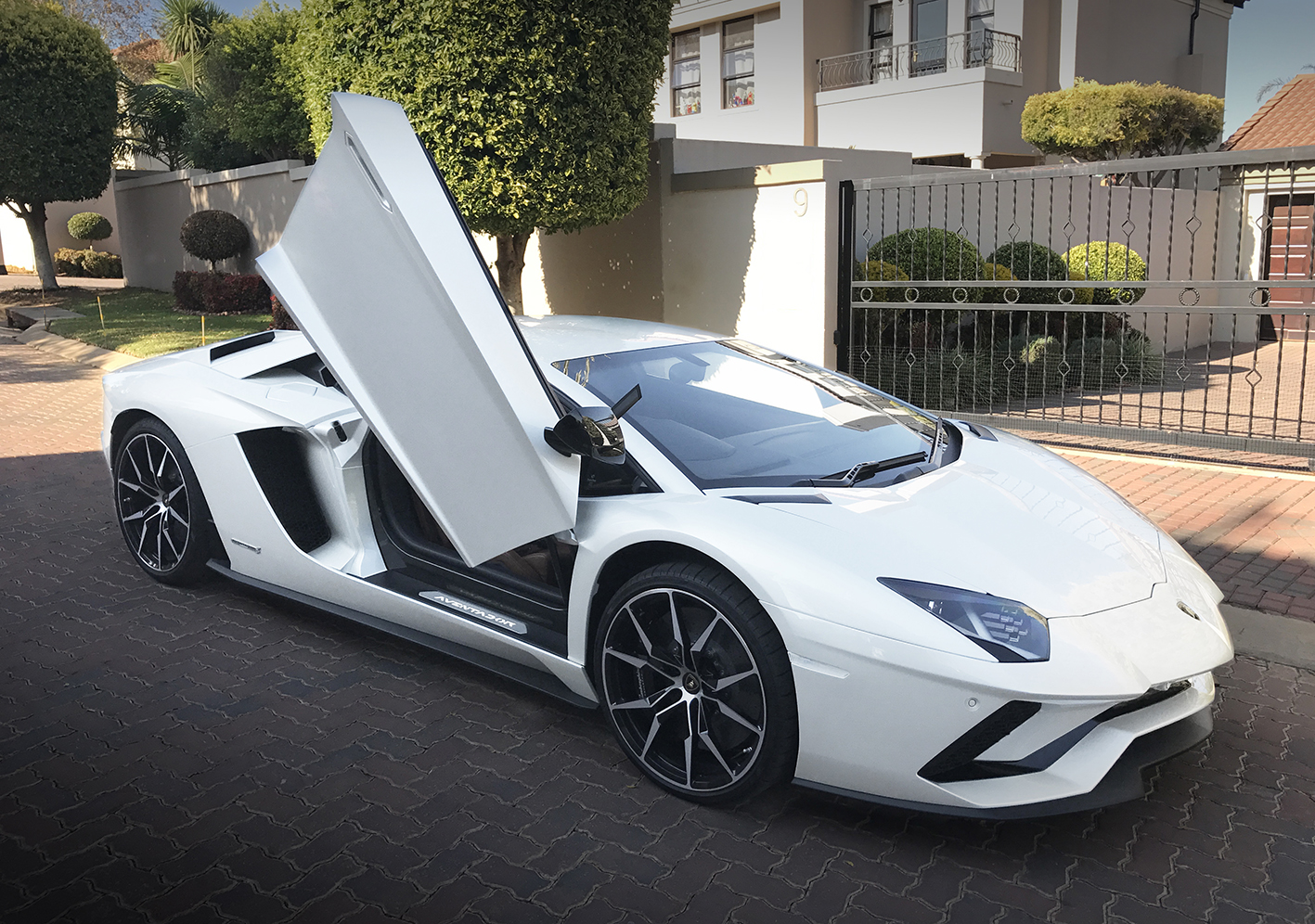 Lamborghini Aventador S juga menghiasi aspal Indonesia di tahun 2017