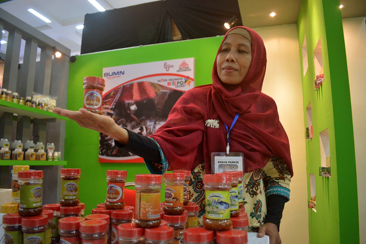 Ludjeng Sunanik sebagai pencetus Sambal Bajak dalam kemasan. (foto: hrs/ngopibareng)