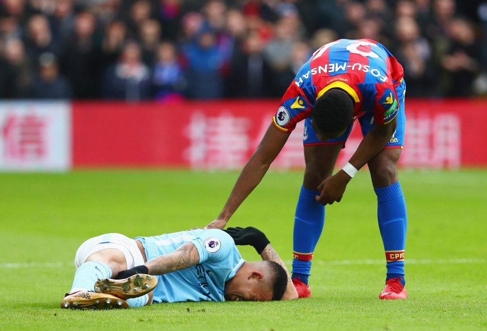 Pemain Manchaster City, Gabriel Jesus terkapar dalam laga melawan Cristal Palace di pekan ke 21 Liga Inggris. foto:reuters