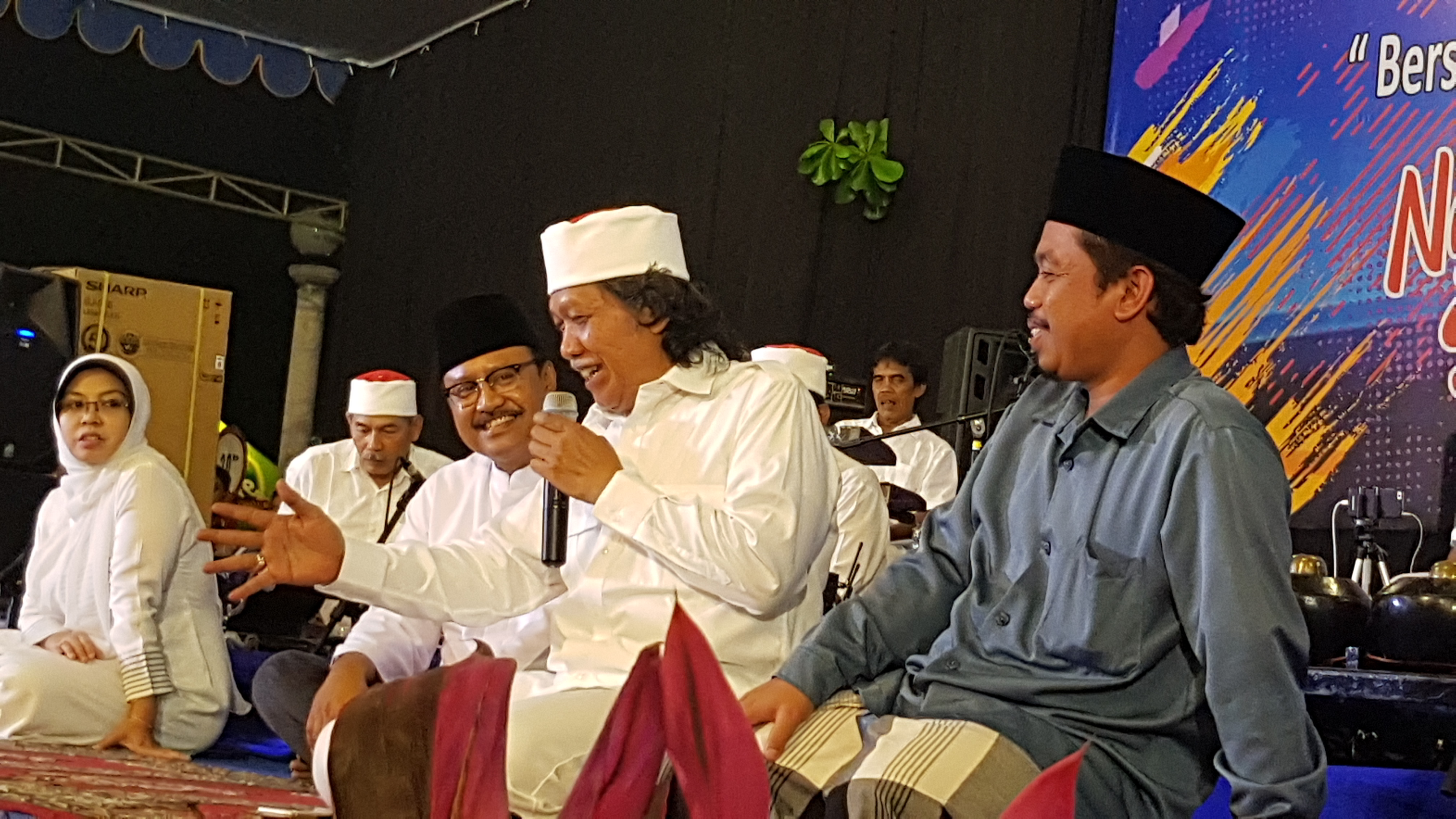 Gus Ipul ketika menghadiri pengajian bersama Emha Ainun Nadjib (Cak Nun) dan Kiai Kanjeng di Rumah Sakit Angkatan Laut dr Ramelan, Surabaya, Minggu 31 Desember 2017 malam. (Foto: ngopibareng.id)  