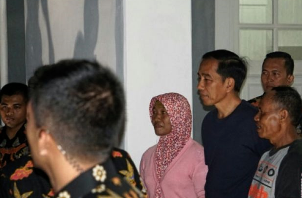 Presiden Joko Widodo bersama warga saat rayakan Tahun Baru di Yogyakarta semalam. (Foto:Antara)