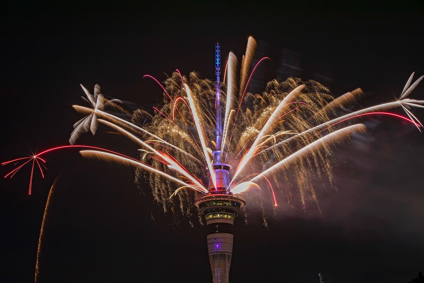 Pesta kembang api spektakuler dihadirkan dari puncak gedung Sky Tower di Auckland Selandia Baru