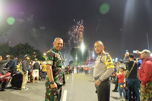 Kapolrestabes Surabaya, Kombes Pol Rudi Setiawan, dan Danrem 084/Bhaskara Jaya Surabaya Kolonel Kav M Zulkifli, melaksanakan patroli roda dua berkeliling di jalan-jalan protokol kota, Minggu, 1 Desember 2017. (Foto: Istimewa)