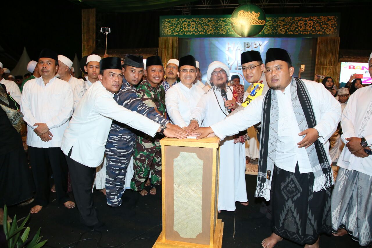 Bupati Banyuwangi, Abdullah Azwar Anas bersama tokoh masyarakat menekan tombol sirene menyambut tahun baru, dini hari tadi. foto;ngopibareng.id/hud