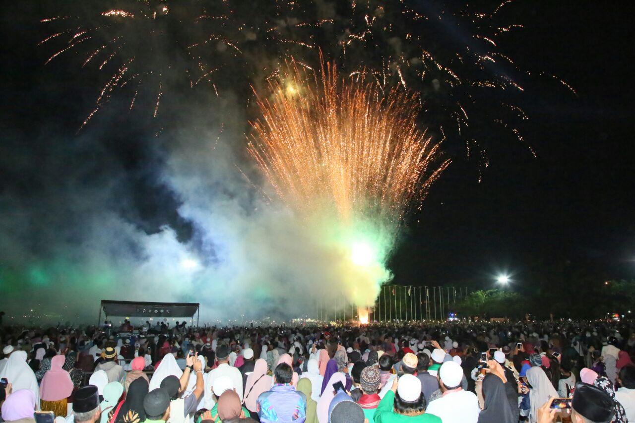 Masyarakat Banyuwangi merayakan malam pergantian tahun dengan doa bersama dan pesta kembang api